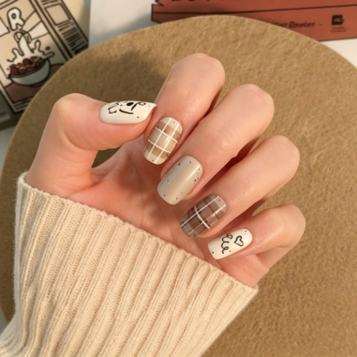 Künstlerisches Press-on-Nagelset mit einzigartigen Charakterdesigns Karnz