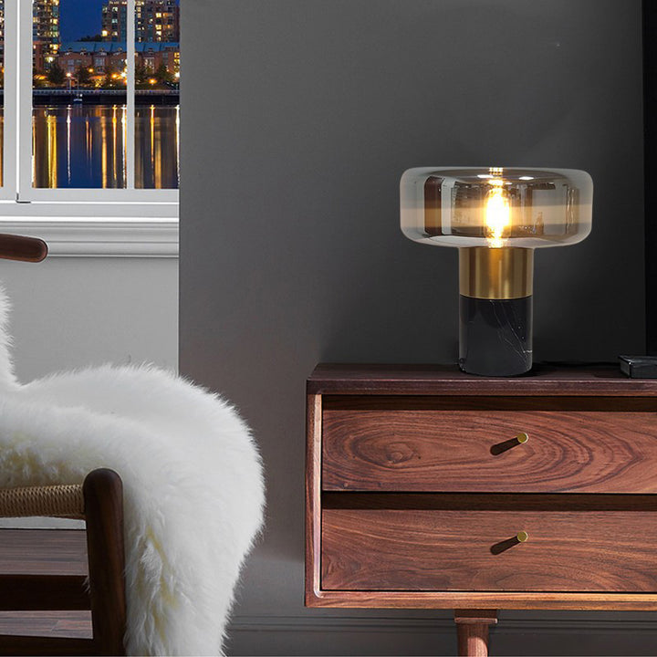 Moderne Tischlampe aus Glas mit goldenen Akzenten