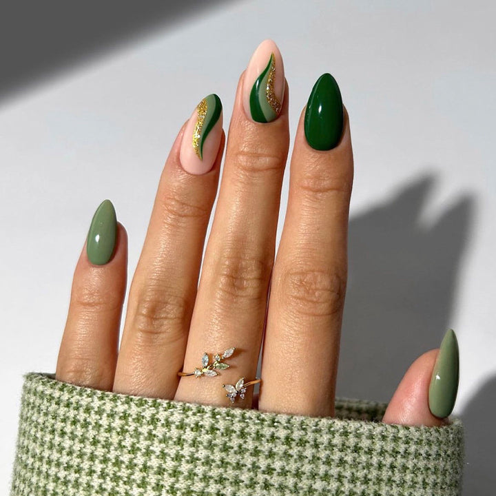 Kunstnagelset mit modernen eleganten Formen und kreativen goldenen Verzierungen Karnz