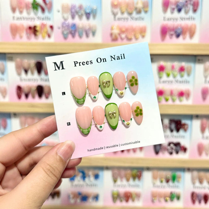 Handgemachtes Floral-Akzent Press-On Nagelkunstset