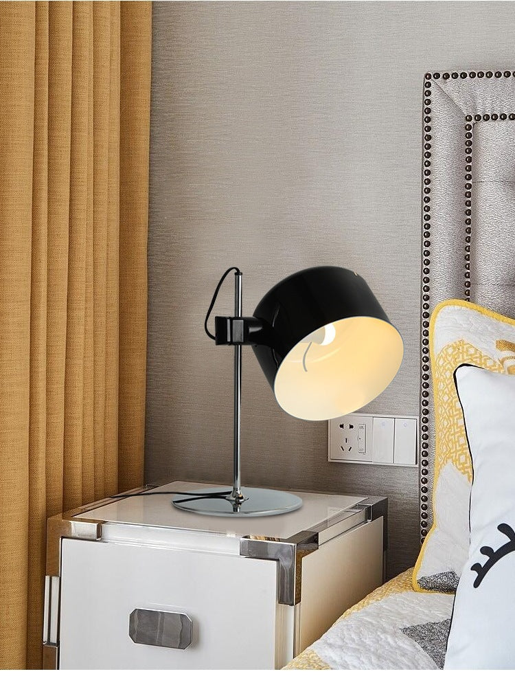 Moderne Schreibtischlampe mit verstellbarem Schirm