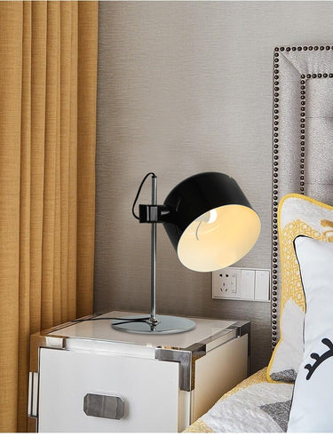Moderne Schreibtischlampe mit verstellbarem Schirm