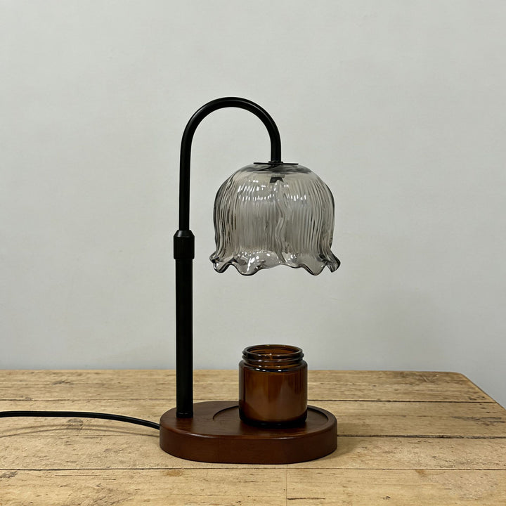 Elegante Tischlampe mit Glasschirm und Holzsockel