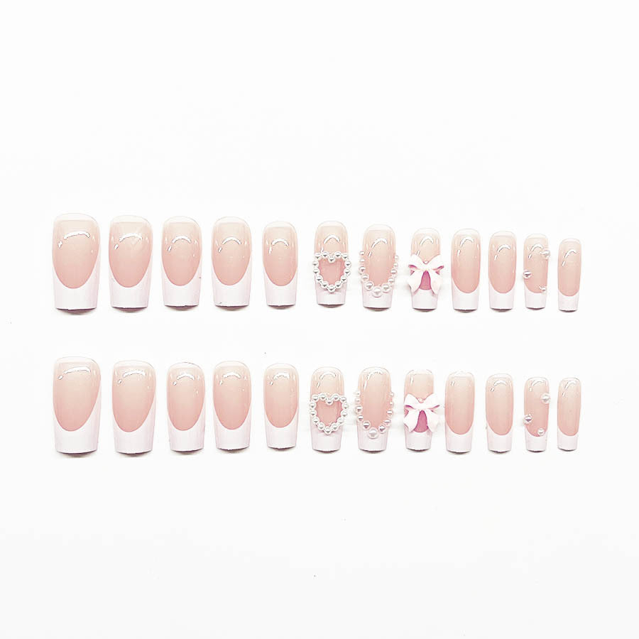 Kunstnagelset mit eleganten 3D-Blüten und Perlverzierungen Karnz