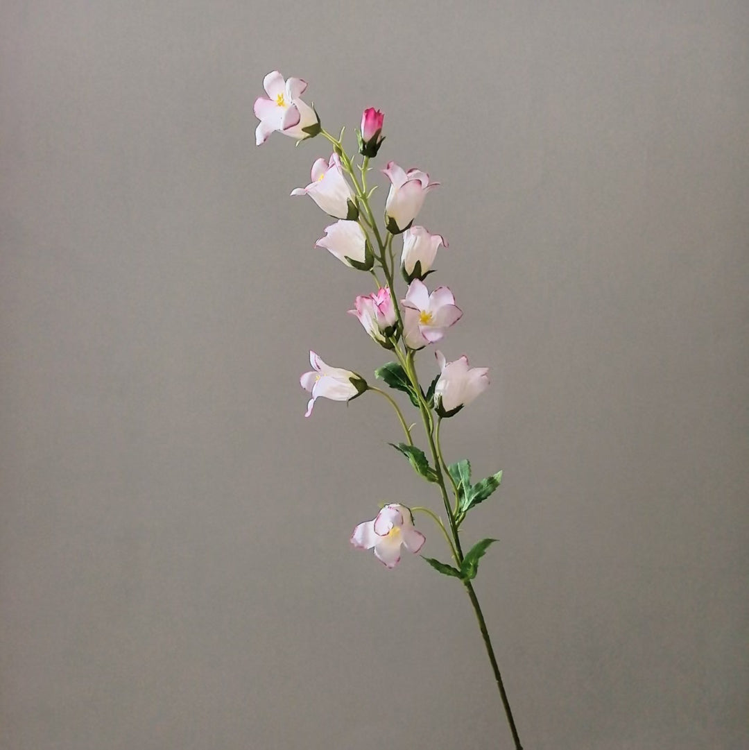 Lebensechter floraler Orchideenstamm