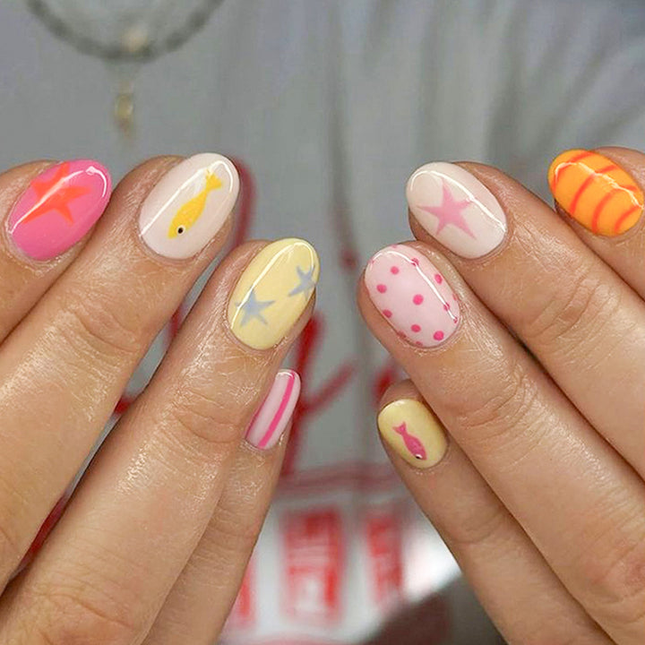 Dekoratives Press-On Nagelkunst-Set mit geometrischen Mustern