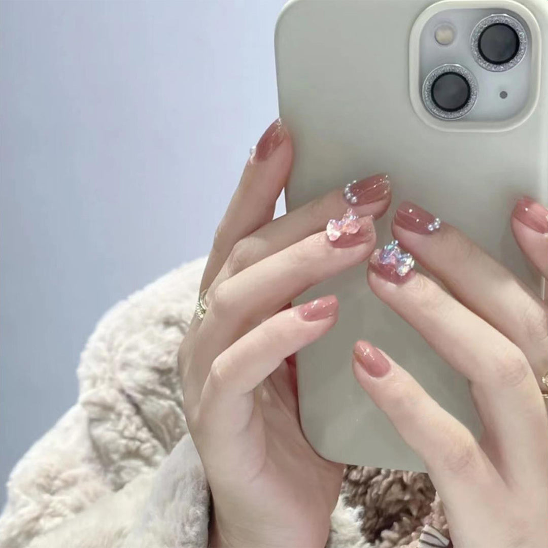 Press-On Nagelkunst mit floralen Akzenten
