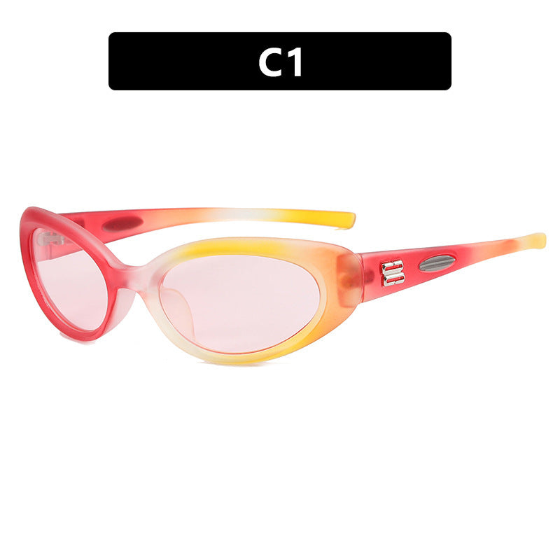 Damen modische Sonnenbrille mit außergewöhnlicher Form und kontrastierenden Farbakzenten Karnz