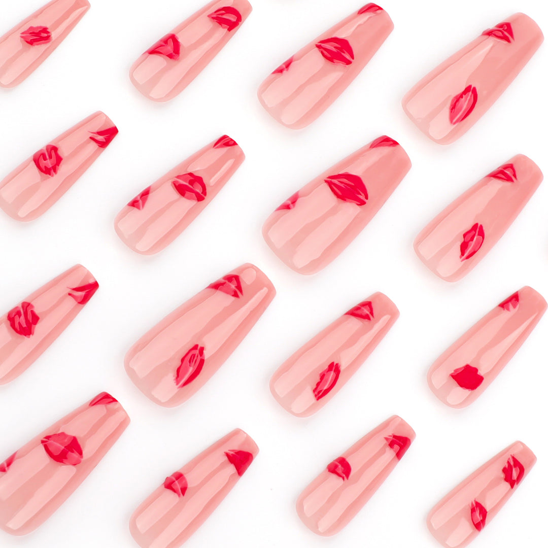Kunstvolle Nagelverlängerungen mit Lippen-Design Karnz