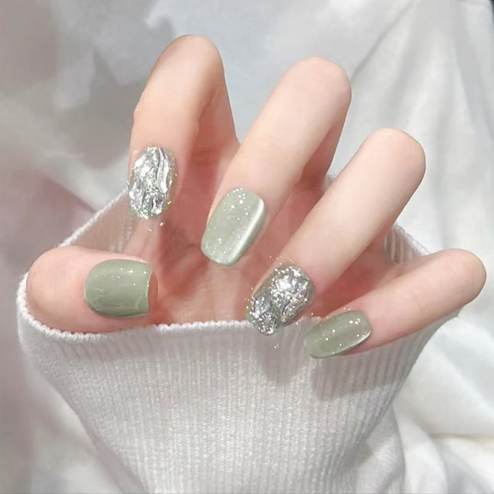 Kunstnagelset mit elegantem Glitter-Design und kreativen Effekten Karnz