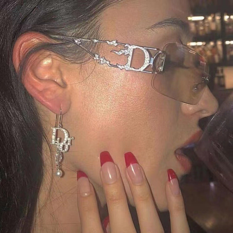 Damen futuristische Sonnenbrille mit hochmodernen Metallakzenten Karnz