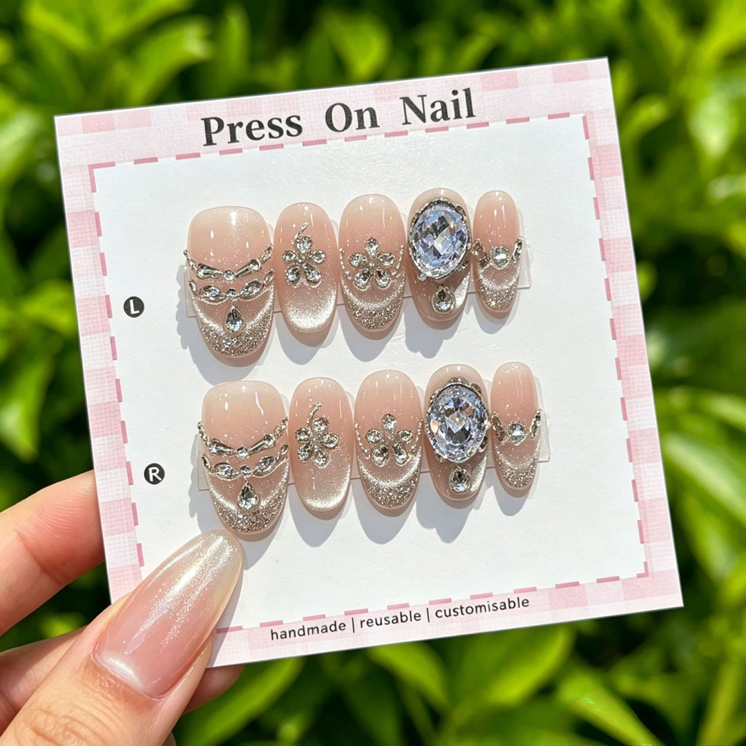 Künstlerisches Press-On Nagelset mit floralen und gemusterten Designs