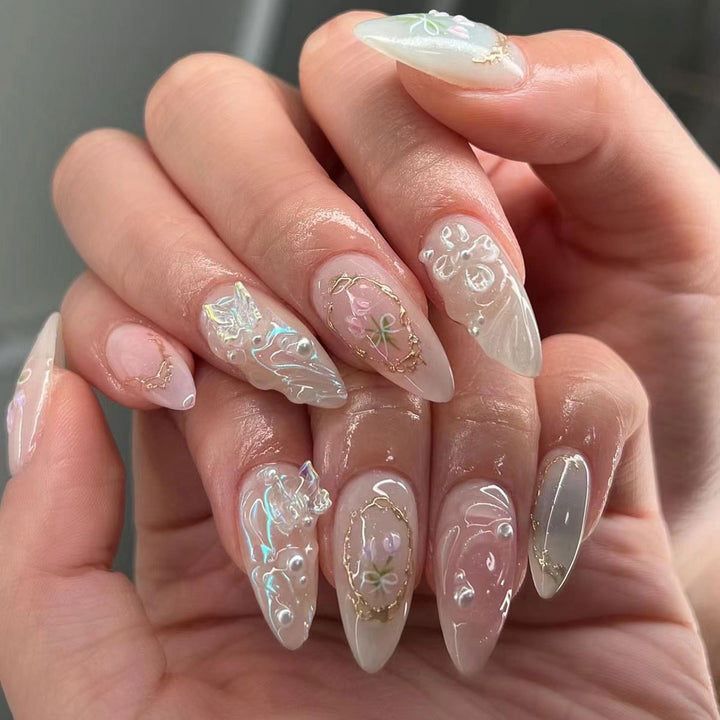 Elegante Stiletto-Nagelkunstverlängerungen mit floralen Verzierungen Karnz