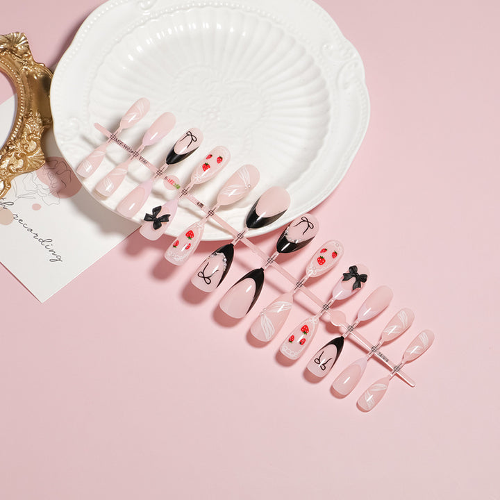 Elegantes florales Akzent Press-On Nagelset Karnz