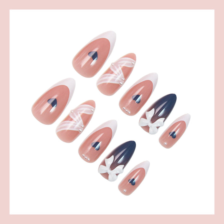 Kunstnagelset mit eleganten Schleifen und herzförmigen Akzenten Karnz