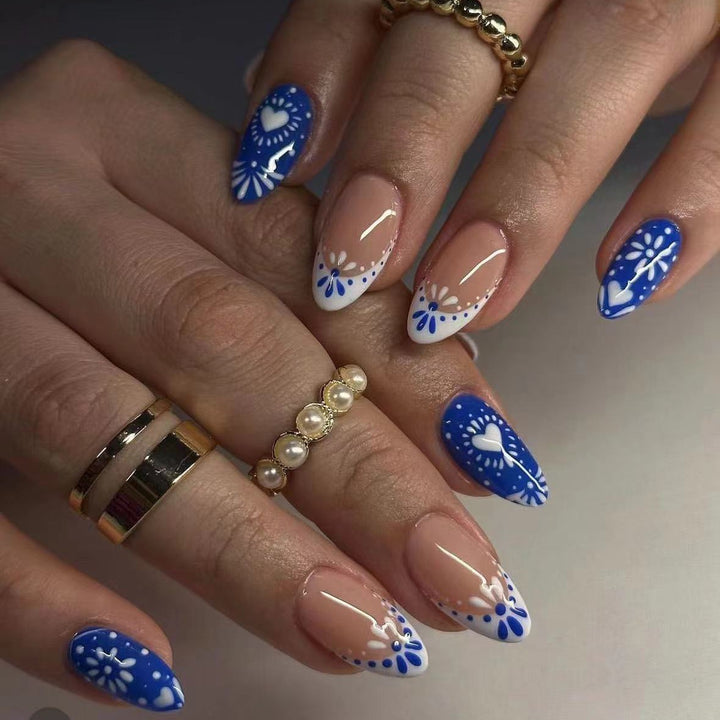Kunstnagelset mit kreativen Blumen- und Herzmotiven Karnz