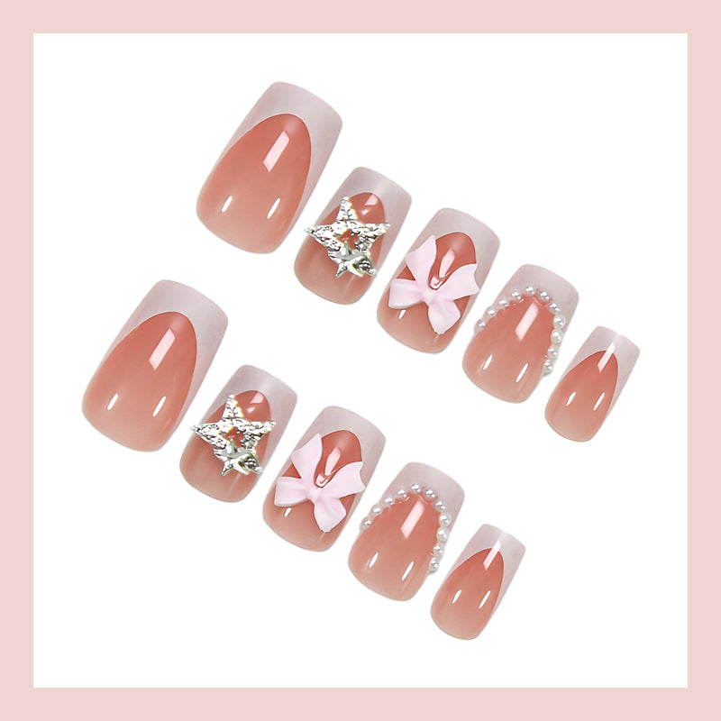 Kunstnagelset mit eleganten 3D-Blumen und Glitzerakzenten Karnz