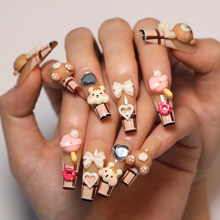 Künstliche Nagelkunst mit niedlichen Tier- und Süßigkeitenmotiven Karnz