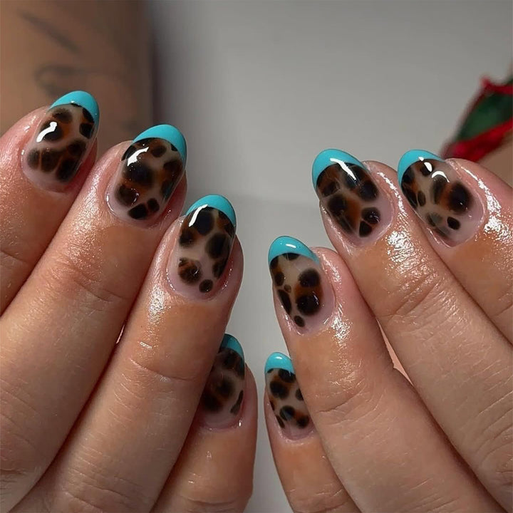 Kunstvolle Nagelkunst mit leopardem Farbspiel Karnz