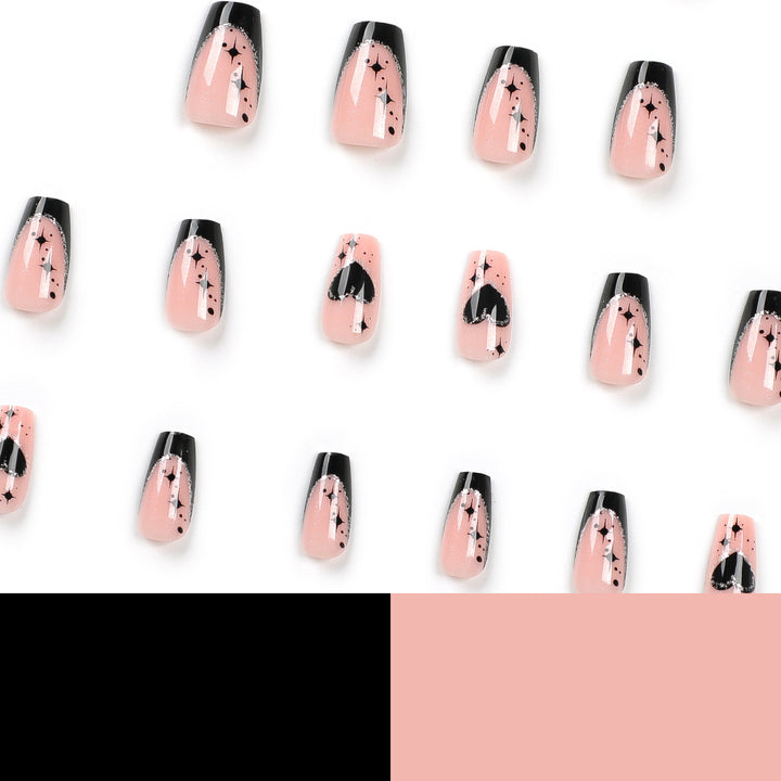Kunstvolle Nagelverlängerungen mit eleganten Glitzerdetails Karnz