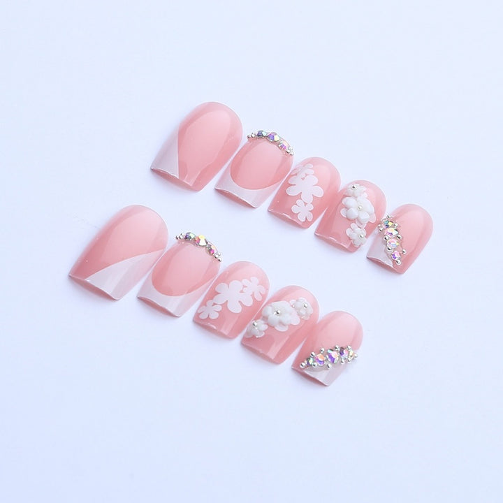 Kunstnagelset mit Blüten- und Glitzerdetails Karnz