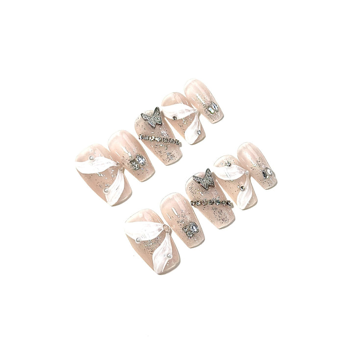 Elegantes dekoratives Press-On-Nagelkunstset mit silbernen Schmetterlingen und Edelsteindetails