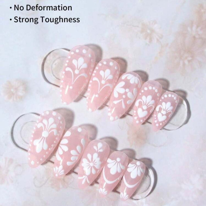 Kunstnagelset mit filigranen Blüten und eleganten Konturen Karnz