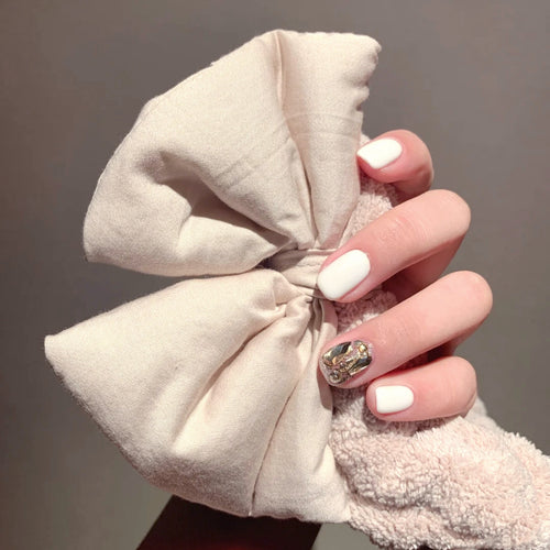 Kunstnägel mit Glitzer-Design und eleganten Akzenten Karnz
