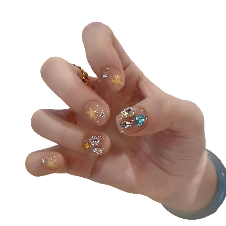 Glitzernde Nagelspitzen mit Eleganten Schmuckakzenten Karnz