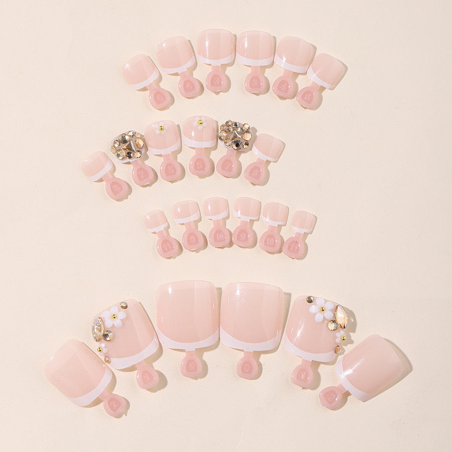 Kunstnagelset mit eleganten 3D-Blüten und Glitzerakzenten Karnz