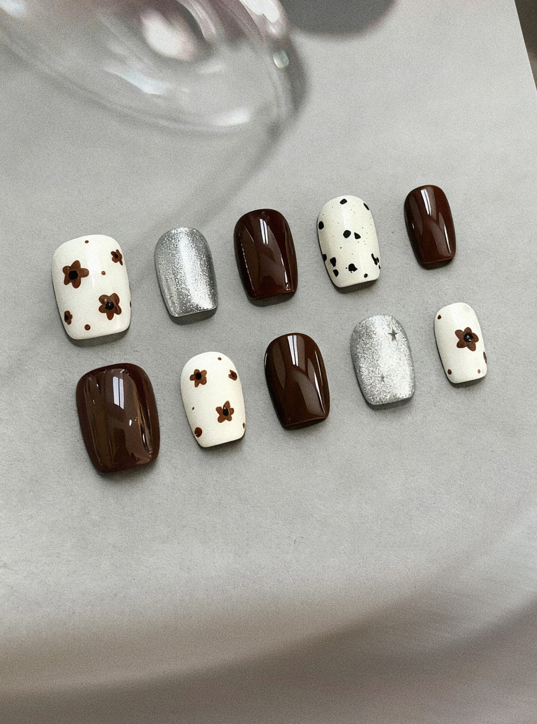 Press-On Nail Art Set mit floralen und metallischen Designs