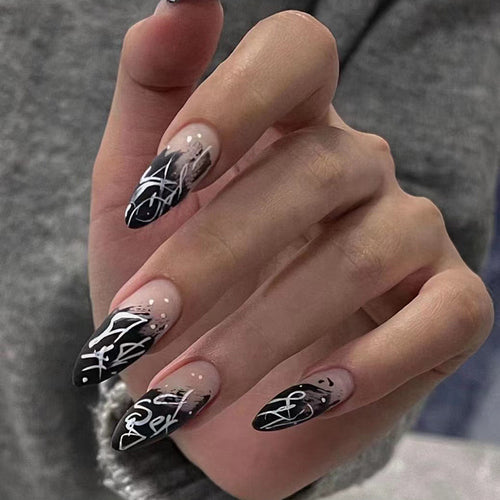 Künstlerische Stiletto Press-On Nägel mit abstraktem Design Karnz