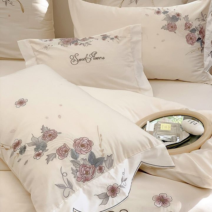 Blumenbestickte Baumwoll-Bettdeckenbezug-Ensemble mit gewelltem Rand & dekorativen Kissenbezügen