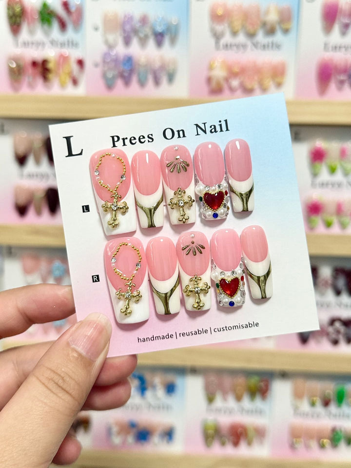 Künstlerisches Press-On-Nagel-Set mit floralen und grünen Akzenten