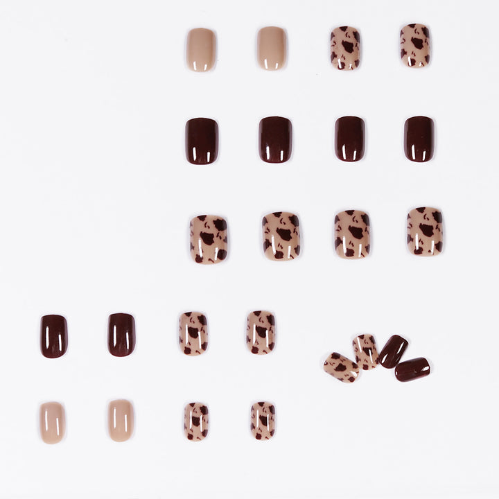 Exklusive Nagelart mit Tiermuster und Glanz Karnz