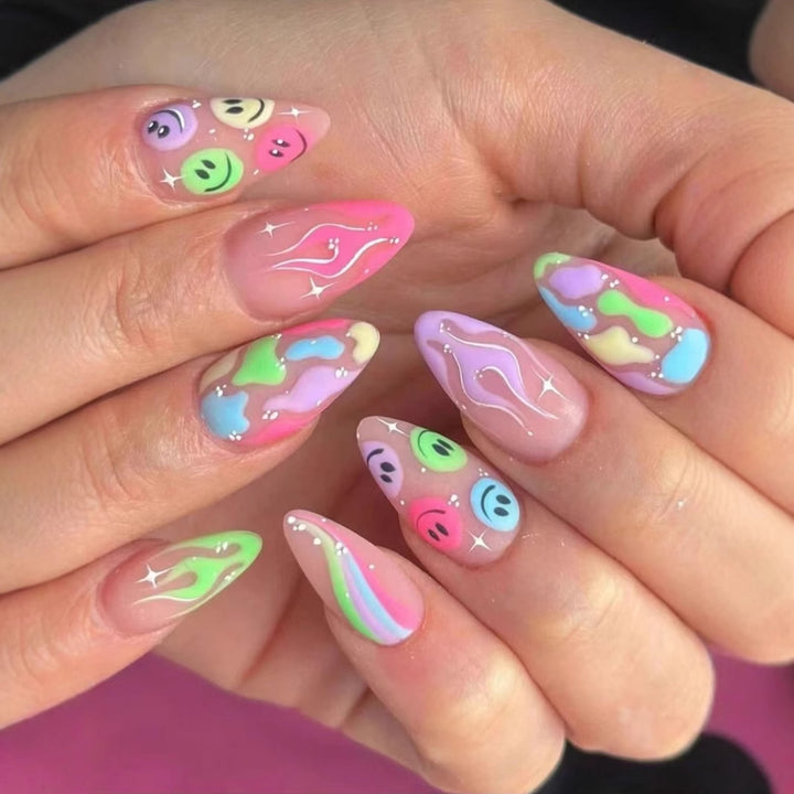 Kreatives Kunstnagelset mit verspielten 3D-Motiven Karnz