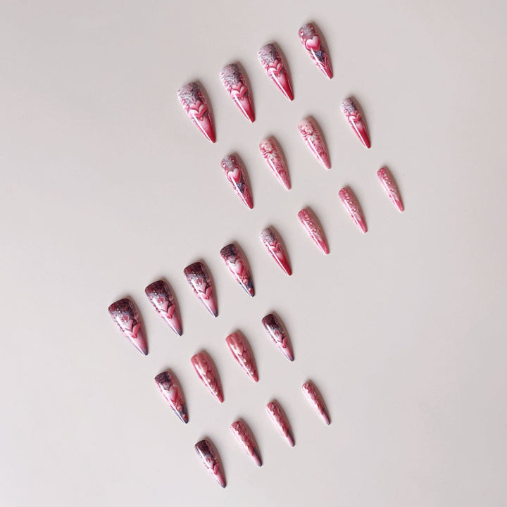 Kunstnagelset mit romantischen 3D-Herz-Designs und luxuriösen Verzierungen Karnz