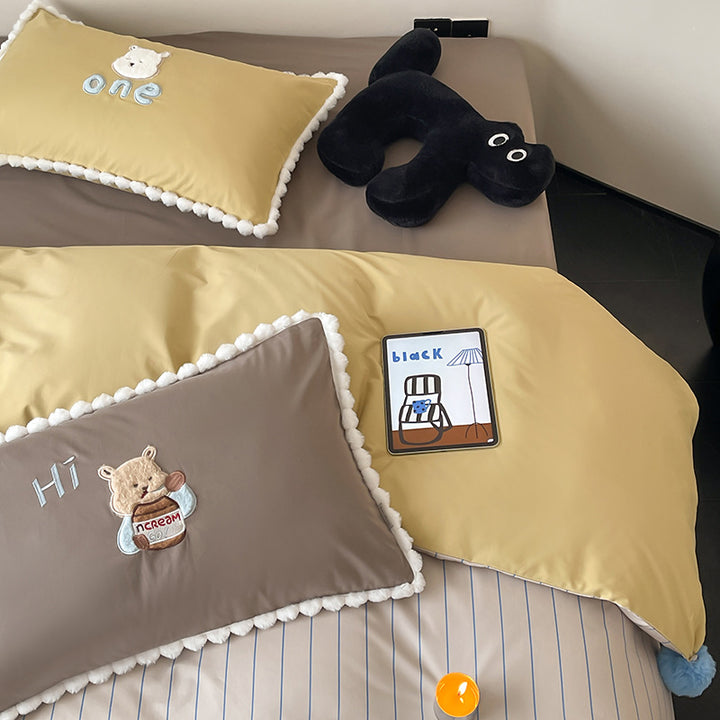 Kinder-Bettgarnitur mit Teddybär-Stickerei, Pompon-Einfassung und Wendedecke