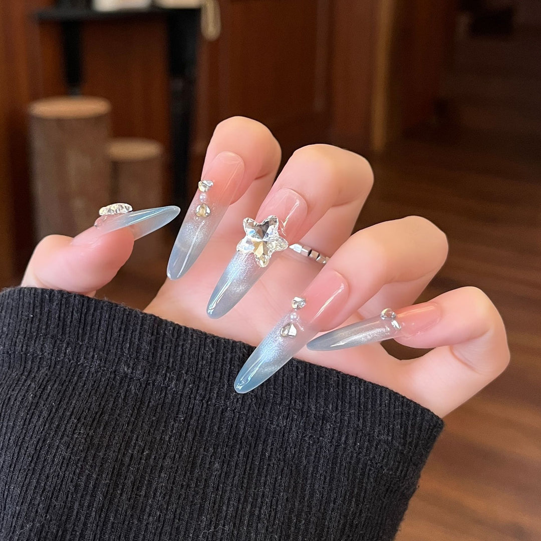 Künstlerische Stiletto Press-On Nagelkunst mit schimmernden Akzenten Karnz