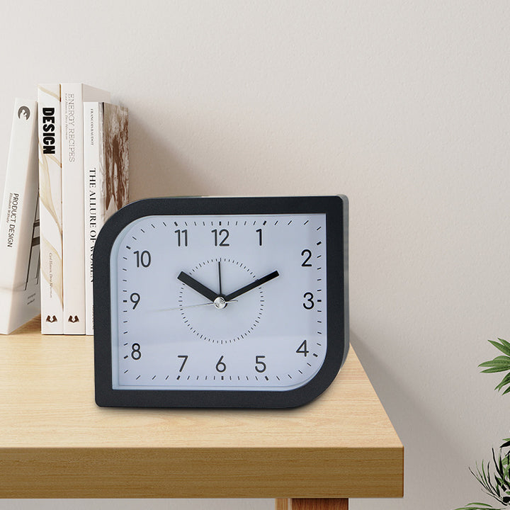 Nostalgischer Tischwecker Im Kreativen Haus-Design Karnz