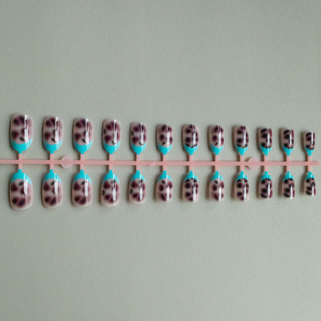Künstlerische Tierdruck-Nagelkunst