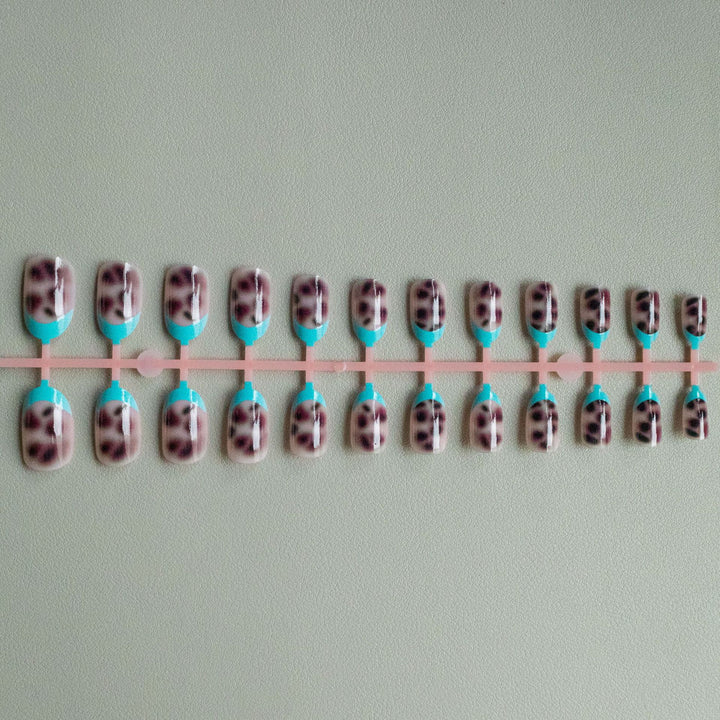 Künstlerische Tierdruck-Nagelkunst