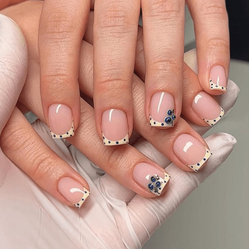 Elegant gestaltete Nagelverlängerungen mit dekorativen Akzenten Karnz