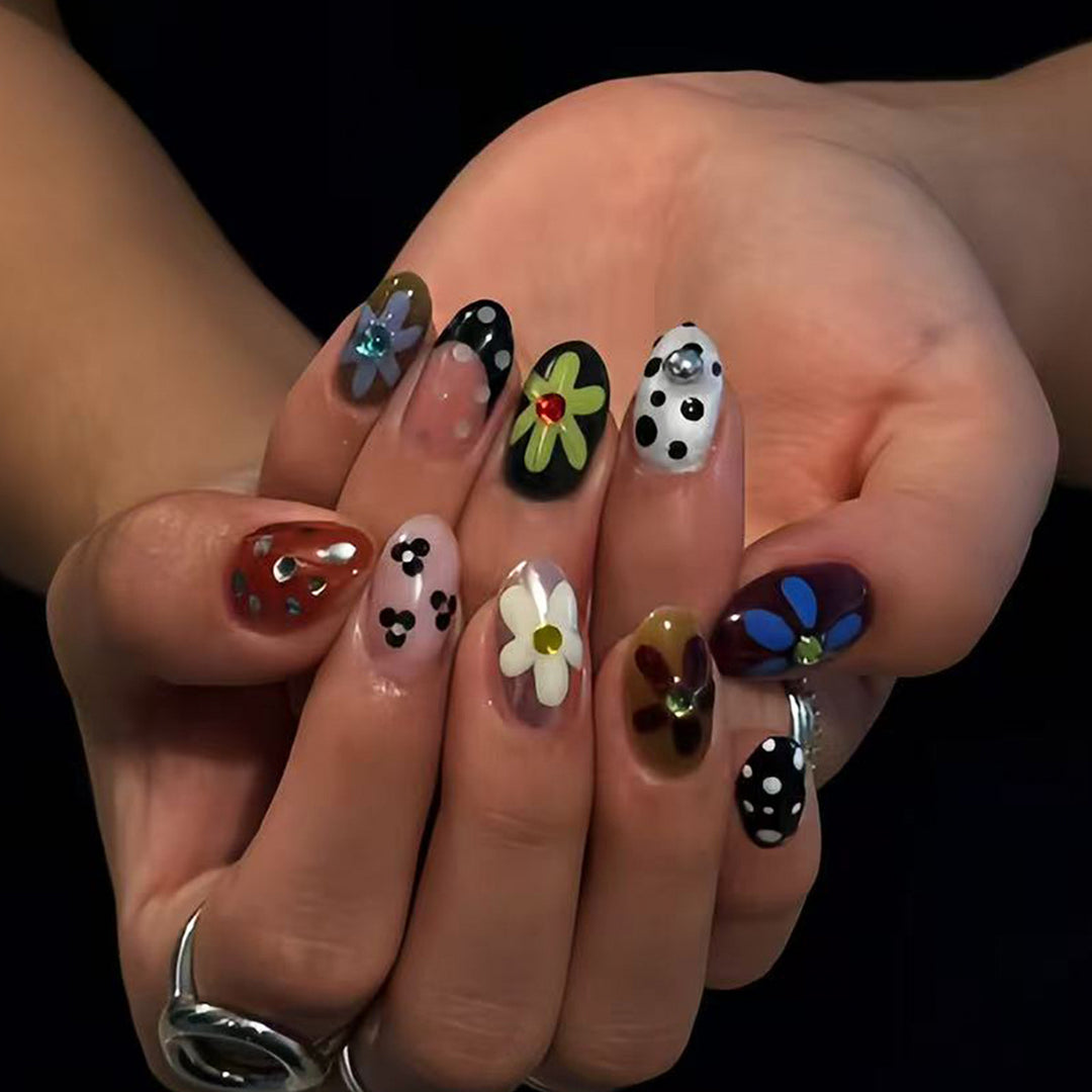 Kunstvolle Nagelkunst mit Floralen Designs Karnz