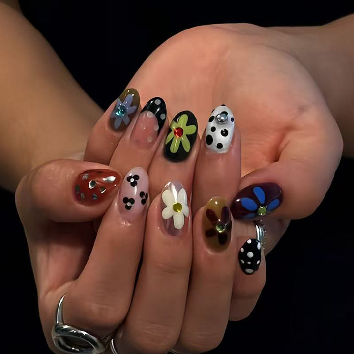Kunstvolle Nagelkunst mit Floralen Designs Karnz