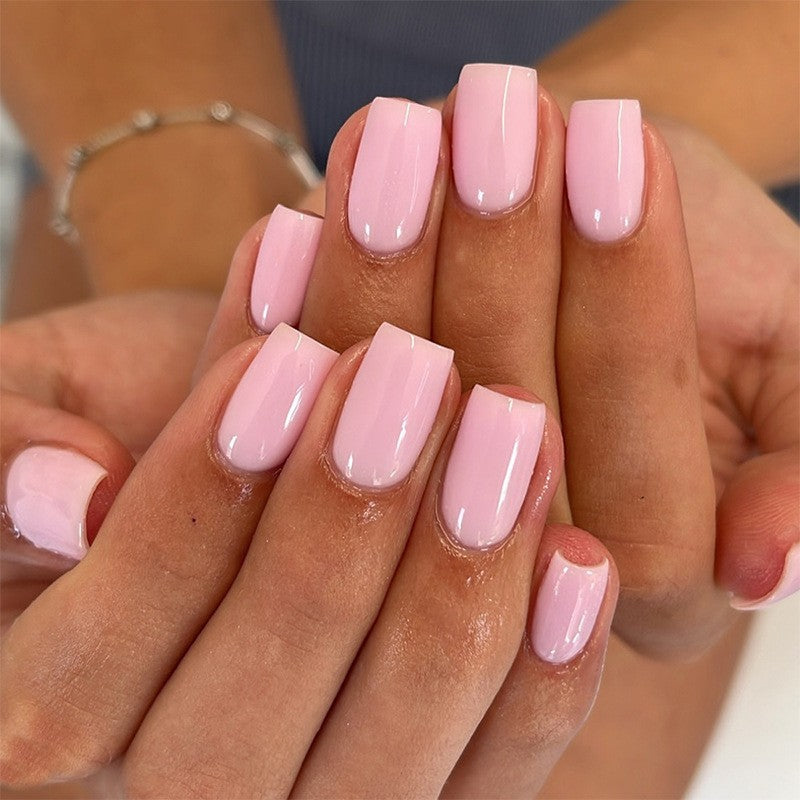 Kunstnagelset mit elegantem und natürlichem Finish Karnz