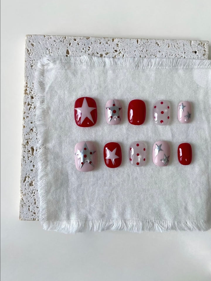 Künstlerisches Press-On Nagelkunst-Set mit Stern- und Punktdesigns