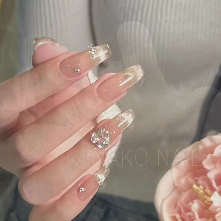 Künstlerisches Stiletto Press-On Nagelset mit einzigartigen Designelementen Karnz