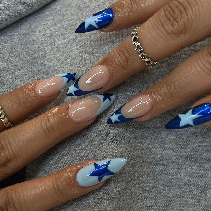 Kunstvolle Stiletto-Nägel mit herzförmigen Akzenten Karnz