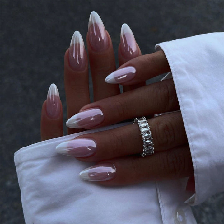Elegante Stiletto Press-On Nägel mit Ombre Design Karnz